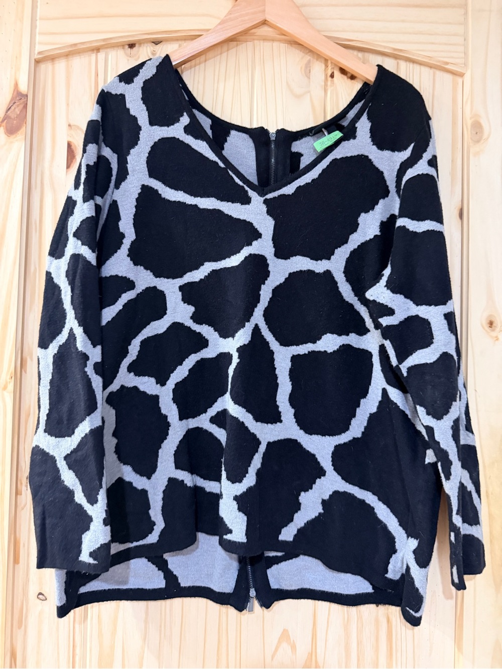 Lane Bryant Black and Gray Abstract Pattern V-Neck Sweater